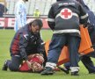 Morosini s-a stins pe teren, cauza morții urmînd a fi stabilită după autopsie. Livorno și Vicenza au retras deja tricoul cu nr. 25. Foto: Reuters
