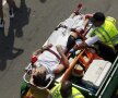 Un participant e preluat de serviciile medicale care au urmărit permanent cursa (foto: Reuters)