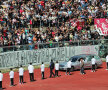 Maşina cu sicriul lui Morosini trece prin faţa peluzei în aplauzele fanilor // Foto: Guliver/GettyImages