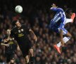 Duel impresionant la înălțime între Drogba și Busquets (foto: Reuters)