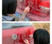 Gao Yueqiu este lector la secția de design
și decor în cadrul Universității Jilin Inginerie
arhitecturală de artă și design. A găsit
un VW Golf plin de praf și s-a apucat să
deseneze chipul celebrei Marylin Monroe
cu ajutorul șervețelelor umede