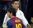 Momentul-cheie dinaintea meciului. Cristiano și Messi dau mîna, dar nu se privesc în ochi