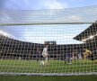 Acesta a fost primul gol al meciului. Khedira (mascat de Puyol) înscrie din picioarele căpitanului blaugrana. Valdes (dreapta), portarul Barçei, e fără iluzii. Cristiano (centru) e gata să sară de bucurie: 0-1