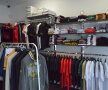 Ultraşii din galerii au rămas fără singurul magazin dedicat » Shopping interzis