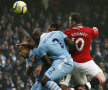 Rooney, omul de gol al lui Man. U, depăşeşte în aer apărarea lui City // Foto: Reuters