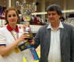 Claudia Gavrilescu, căpitanul Tomisului, primeşte trofeul de campioană de la secretarul general al FRV, Viorel Manole // Foto: Marian Muscalu (Telegraf Constanţa)