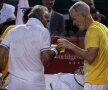 Bahrami şi McEnroe s-au întreţinut la o bere la schimburile dintre gameuri // Foto: Raed Krishan