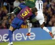 Gerard Pique s-a ciocnit violent de Victor Valdes şi a fost transportat la spital (sursa foto:Reuters)