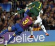 Gerard Pique s-a ciocnit violent de Victor Valdes şi a fost transportat la spital (sursa foto:Reuters)
