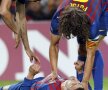 Gerard Pique s-a ciocnit violent de Victor Valdes şi a fost transportat la spital (sursa foto:Reuters)