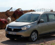 Se odihnesc, alături, Dacia Lodgy şi cămilele