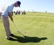 Jucătorii de golf se antrenează concentraţi