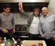 Belodedici și Balint au intrat în bucătărie, curioși să vadă cum prepară bucătarul basc Imanol Jaka (centru) deliciosul "txuleton" 