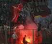 Deşi interzise pe stadioane, fumigenele şi-au făcut apariţia şi aseară în Grant
