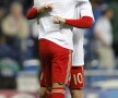 Robben se imbratiseaza cu un coechipier (foto: reuters)