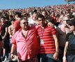 Platini alături de fanii lui ŢSKA la derby Foto: gong.bg