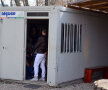Vestiarele sînt într-o baracă de șantier
