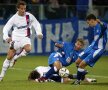 31 octombrie 2002: FC Național - PSG (0-2) în Cupa UEFA, Dan Petrescu și Sg, Radu vs. Dehu