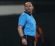 Zoltan Szekely, arbitrul asistent arătat cu degetul de Lucescu jr. 