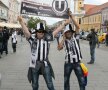 FOTO Instantanee alb-negru » Ultraşii lui "U" au ars fularele rivalei CFR în centrul Clujului