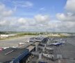 “Otopeniul” și-a sacrificat una dintre cele două piste
de 3,5 kilometri, printre cele mai lungi din Europa, ca
să parcheze avioanele suporterilor spanioli