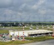 “Otopeniul” și-a sacrificat una dintre cele două piste
de 3,5 kilometri, printre cele mai lungi din Europa, ca
să parcheze avioanele suporterilor spanioli