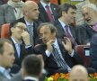 PREȘEDINTELE PLATINI EXPLICĂ
PREMIERULUI PONTA: “Cam atîta e
pălăria de mare!”. Prințul Felipe al
Spaniei îi ignoră, obișnuit
cu coroanele. Soția lui Michel
 e însă atentă
