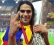 5 - Falcao: "Rezumatul bucuriei mele: Cupa în mîini, zîmbetul pe faţă, steagul pe spate şi Dumnezeu pe piept, lipsesc prietenii şi familia"