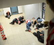 Fani spanioli așteptînd să plece acasă de la București