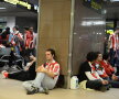 Fani spanioli așteptînd să plece acasă de la București