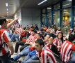 Fani spanioli așteptînd să plece acasă de la București