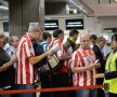 FOTO/Haos la plecare: ”Imaginea României e a unei ţări de lumea a treia”. Şefii aeroportului se apără: ”Fanii au venit prea devreme”