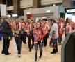 FOTO/Haos la plecare: ”Imaginea României e a unei ţări de lumea a treia”. Şefii aeroportului se apără: ”Fanii au venit prea devreme”