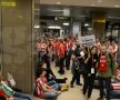 FOTO/Haos la plecare: ”Imaginea României e a unei ţări de lumea a treia”. Şefii aeroportului se apără: ”Fanii au venit prea devreme”