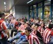 FOTO/Haos la plecare: ”Imaginea României e a unei ţări de lumea a treia”. Şefii aeroportului se apără: ”Fanii au venit prea devreme”