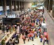 FOTO/Haos la plecare: ”Imaginea României e a unei ţări de lumea a treia”. Şefii aeroportului se apără: ”Fanii au venit prea devreme”