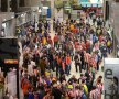 FOTO/Haos la plecare: ”Imaginea României e a unei ţări de lumea a treia”. Şefii aeroportului se apără: ”Fanii au venit prea devreme”