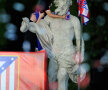 Antonio Lopez, căpitanul oficial al echipei madrilene (nu a jucat finala cu Bilbao), şi cel mai mare fan al lui Atletico: zeul Neptun // Foto: Guliver/GettyImages