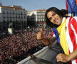 Golgeterul Falcao, fericit, la balcon, adorat de marea de oameni a lui Atleti // Foto: Marca