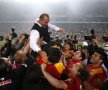 Galata e campioană. Antrenorul Terim e purtat pe brațe