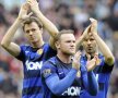 Rooney, prim-plan, Evans (stînga) și Giggs, învinșii de la United, își salută fanii