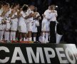 Mourinho n-a ezitat să urce pe podium alături de elevii săi (foto: Reuters)