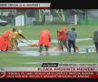 Organizatorii încearcă să îndepărteze apa de pe gazonul din Mioveni