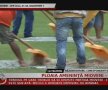 Organizatorii încearcă să îndepărteze apa de pe gazonul din Mioveni