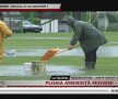 Organizatorii încearcă să îndepărteze apa de pe gazonul din Mioveni