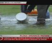 Organizatorii încearcă să îndepărteze apa de pe gazonul din Mioveni
