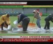 Organizatorii încearcă să îndepărteze apa de pe gazonul din Mioveni