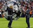 OPERĂ şi ROCK. Imnul Champions League a fost interpretat special aseară de tenorul bavarez Jonas Kaufmann şi de violonistul rock neamţ David Barrett (stînga) // Foto: Reuters