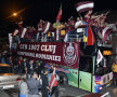 Campionii au sărbătorit titlul cu suporterii, plimbîndu-se prin oraş într-un autocar descoperit