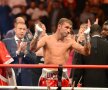 "ATÎT AM PUTUT" / La final, deşi avea sînge pe faţă şi arcada stîngă spartă, Lucian Bute s-a îndreptat către galeria sa ca să le mulţumească fanilor. A ridicat mîinile, vrînd parcă să le transmită oamenilor că atît a putut sîmbătă noaptea